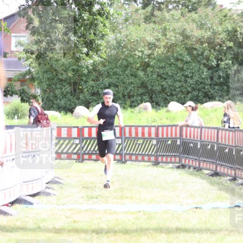 21.06.2026 - 29. Vierlanden-Triathlon Andreas Tolksdorf http://msf.ph/oto/9890965 21.06.2026 13:15:10 Ziel 701, 701 meine-sportfotos.de