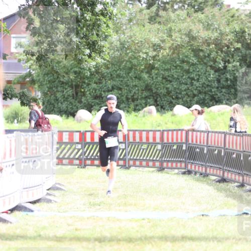 21.06.2026 - 29. Vierlanden-Triathlon Andreas Tolksdorf http://msf.ph/oto/9890966 21.06.2026 13:15:10 Ziel 701, 701 meine-sportfotos.de