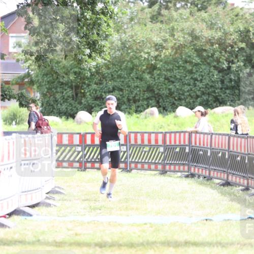 21.06.2026 - 29. Vierlanden-Triathlon Andreas Tolksdorf http://msf.ph/oto/9890968 21.06.2026 13:15:10 Ziel 701, 701 meine-sportfotos.de