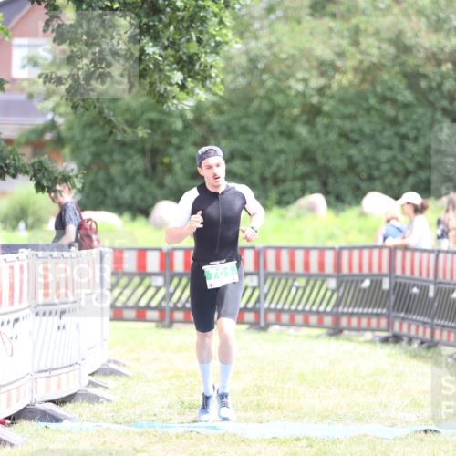21.06.2026 - 29. Vierlanden-Triathlon Andreas Tolksdorf http://msf.ph/oto/9890970 21.06.2026 13:15:11 Ziel 701, 701 meine-sportfotos.de