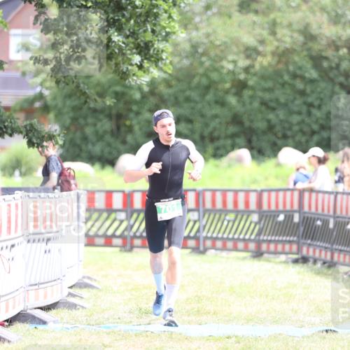 21.06.2026 - 29. Vierlanden-Triathlon Andreas Tolksdorf http://msf.ph/oto/9890971 21.06.2026 13:15:11 Ziel 701, 701 meine-sportfotos.de