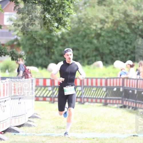 21.06.2026 - 29. Vierlanden-Triathlon Andreas Tolksdorf http://msf.ph/oto/9890973 21.06.2026 13:15:11 Ziel 701, 701 meine-sportfotos.de