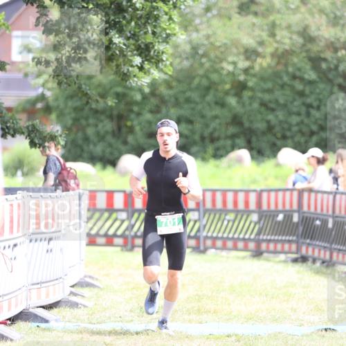 21.06.2026 - 29. Vierlanden-Triathlon Andreas Tolksdorf http://msf.ph/oto/9890975 21.06.2026 13:15:11 Ziel 701, 701 meine-sportfotos.de