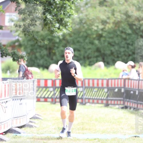 21.06.2026 - 29. Vierlanden-Triathlon Andreas Tolksdorf http://msf.ph/oto/9890976 21.06.2026 13:15:11 Ziel 701, 701 meine-sportfotos.de