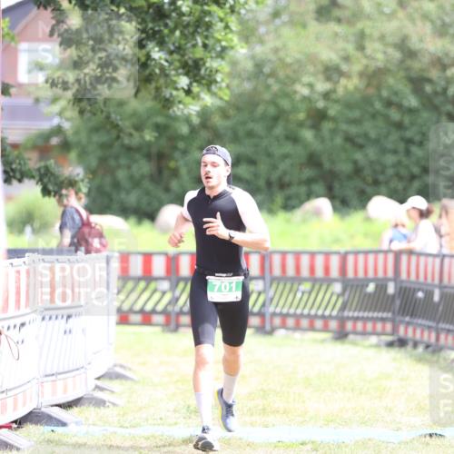 21.06.2026 - 29. Vierlanden-Triathlon Andreas Tolksdorf http://msf.ph/oto/9890977 21.06.2026 13:15:11 Ziel 701, 701 meine-sportfotos.de
