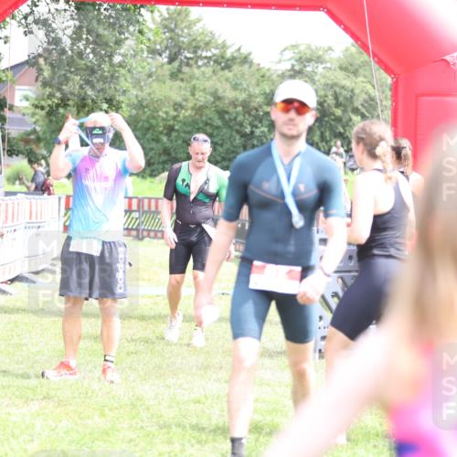 21.06.2026 - 29. Vierlanden-Triathlon Andreas Tolksdorf http://msf.ph/oto/9891003 21.06.2026 13:16:04 Ziel 641, 655, 641, 655 meine-sportfotos.de
