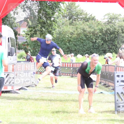 21.06.2026 - 29. Vierlanden-Triathlon Andreas Tolksdorf http://msf.ph/oto/9891018 21.06.2026 13:16:10 Ziel 641, 655, 641, 655 meine-sportfotos.de