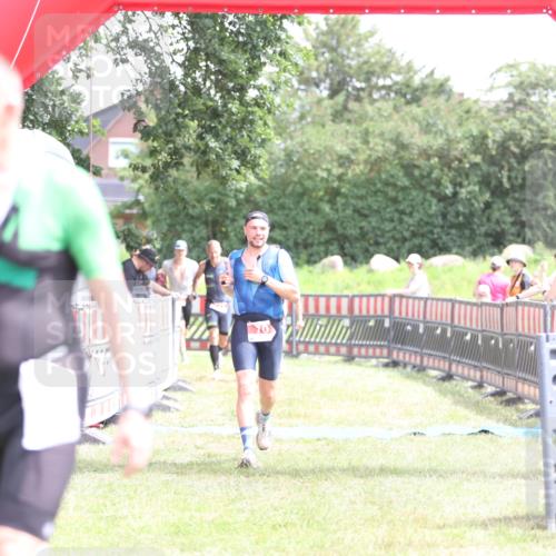21.06.2026 - 29. Vierlanden-Triathlon Andreas Tolksdorf http://msf.ph/oto/9891028 21.06.2026 13:16:25 Ziel 34, 70, 131, 657, 34, 70, 131, 657 meine-sportfotos.de