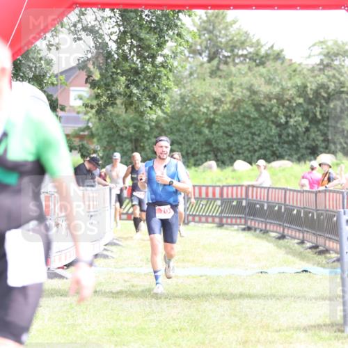 21.06.2026 - 29. Vierlanden-Triathlon Andreas Tolksdorf http://msf.ph/oto/9891029 21.06.2026 13:16:25 Ziel 34, 70, 131, 657, 34, 70, 131, 657 meine-sportfotos.de