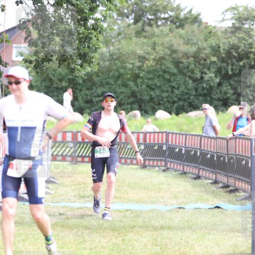 21.06.2026 - 29. Vierlanden-Triathlon Andreas Tolksdorf http://msf.ph/oto/9891368 21.06.2026 13:22:12 Ziel 740, 1014, 740, 1014 meine-sportfotos.de