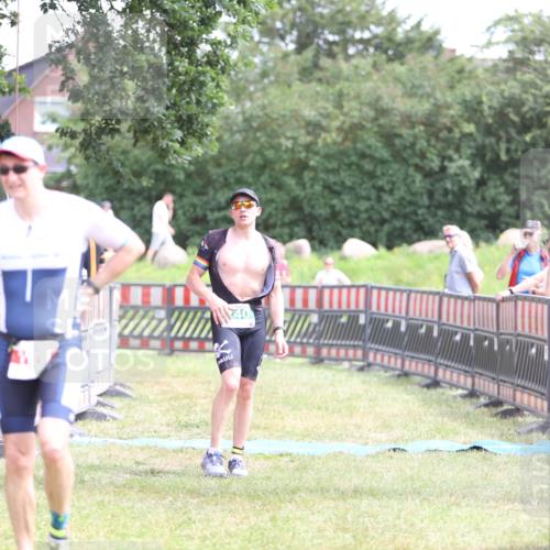 21.06.2026 - 29. Vierlanden-Triathlon Andreas Tolksdorf http://msf.ph/oto/9891371 21.06.2026 13:22:12 Ziel 740, 1014, 740, 1014 meine-sportfotos.de
