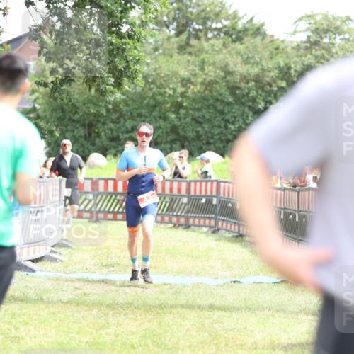 21.06.2026 - 29. Vierlanden-Triathlon Andreas Tolksdorf http://msf.ph/oto/9891700 21.06.2026 13:28:01 Ziel 43, 724, 43, 724 meine-sportfotos.de