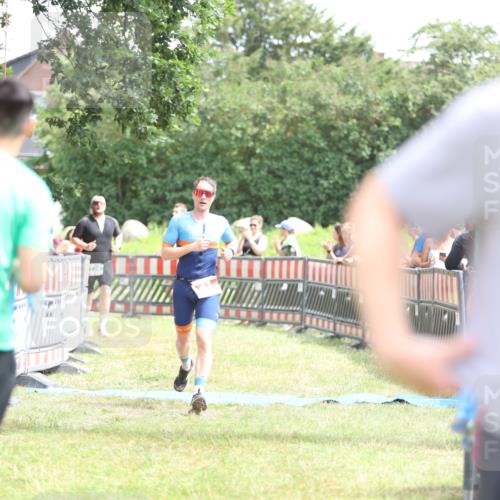 21.06.2026 - 29. Vierlanden-Triathlon Andreas Tolksdorf http://msf.ph/oto/9891702 21.06.2026 13:28:01 Ziel 43, 724, 43, 724 meine-sportfotos.de