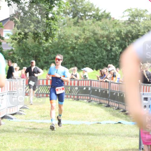 21.06.2026 - 29. Vierlanden-Triathlon Andreas Tolksdorf http://msf.ph/oto/9891707 21.06.2026 13:28:01 Ziel 43, 724, 43, 724 meine-sportfotos.de