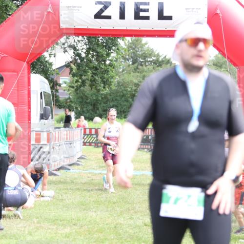21.06.2026 - 29. Vierlanden-Triathlon Andreas Tolksdorf http://msf.ph/oto/9891721 21.06.2026 13:28:16 Ziel 835, 1020, 835, 1020 meine-sportfotos.de