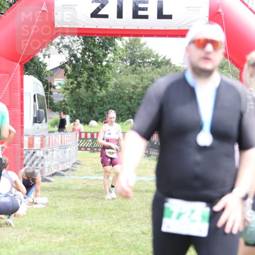 21.06.2026 - 29. Vierlanden-Triathlon Andreas Tolksdorf http://msf.ph/oto/9891723 21.06.2026 13:28:16 Ziel 835, 1020, 835, 1020 meine-sportfotos.de