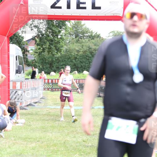 21.06.2026 - 29. Vierlanden-Triathlon Andreas Tolksdorf http://msf.ph/oto/9891727 21.06.2026 13:28:16 Ziel 835, 1020, 835, 1020 meine-sportfotos.de