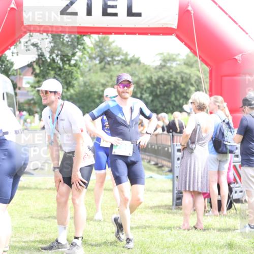 21.06.2026 - 29. Vierlanden-Triathlon Andreas Tolksdorf http://msf.ph/oto/9891848 21.06.2026 13:30:31 Ziel 1011, 1011 meine-sportfotos.de