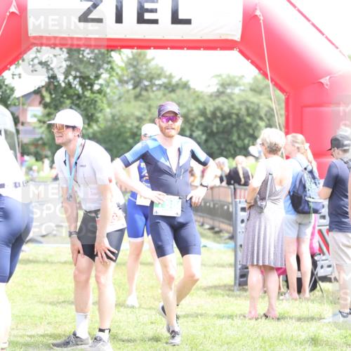 21.06.2026 - 29. Vierlanden-Triathlon Andreas Tolksdorf http://msf.ph/oto/9891849 21.06.2026 13:30:31 Ziel 1011, 1011 meine-sportfotos.de