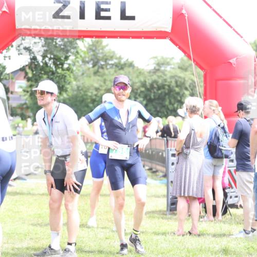 21.06.2026 - 29. Vierlanden-Triathlon Andreas Tolksdorf http://msf.ph/oto/9891850 21.06.2026 13:30:31 Ziel 1011, 1011 meine-sportfotos.de
