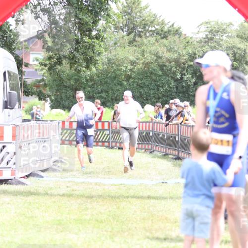 21.06.2026 - 29. Vierlanden-Triathlon Andreas Tolksdorf http://msf.ph/oto/9891857 21.06.2026 13:30:51 Ziel 887, 893, 887, 893 meine-sportfotos.de