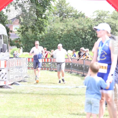 21.06.2026 - 29. Vierlanden-Triathlon Andreas Tolksdorf http://msf.ph/oto/9891860 21.06.2026 13:30:51 Ziel 887, 893, 887, 893 meine-sportfotos.de
