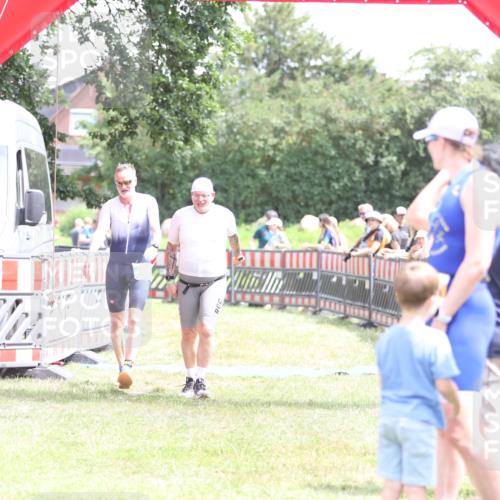 21.06.2026 - 29. Vierlanden-Triathlon Andreas Tolksdorf http://msf.ph/oto/9891868 21.06.2026 13:30:52 Ziel 887, 893, 887, 893 meine-sportfotos.de