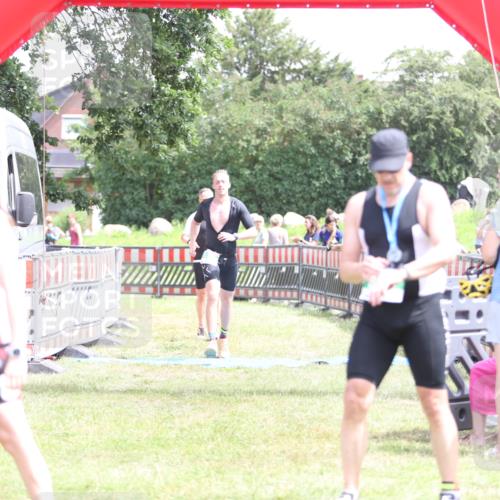 21.06.2026 - 29. Vierlanden-Triathlon Andreas Tolksdorf http://msf.ph/oto/9892026 21.06.2026 13:35:15 Ziel 658, 813, 658, 813 meine-sportfotos.de