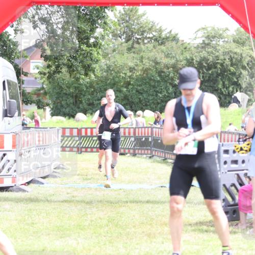21.06.2026 - 29. Vierlanden-Triathlon Andreas Tolksdorf http://msf.ph/oto/9892028 21.06.2026 13:35:15 Ziel 658, 813, 658, 813 meine-sportfotos.de
