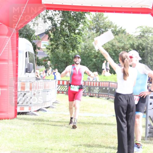 21.06.2026 - 29. Vierlanden-Triathlon Andreas Tolksdorf http://msf.ph/oto/9892300 21.06.2026 13:39:47 Ziel 69, 705, 69, 705 meine-sportfotos.de
