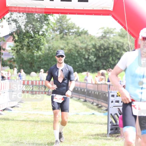 21.06.2026 - 29. Vierlanden-Triathlon Andreas Tolksdorf http://msf.ph/oto/9892306 21.06.2026 13:39:54 Ziel 69, 69 meine-sportfotos.de