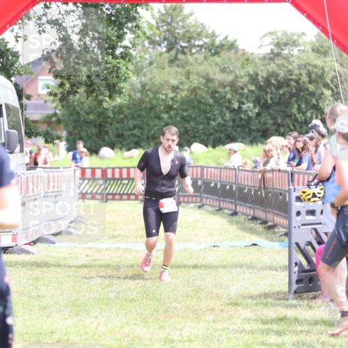 21.06.2026 - 29. Vierlanden-Triathlon Andreas Tolksdorf http://msf.ph/oto/9892391 21.06.2026 13:41:42 Ziel 90, 1353, 90, 1353 meine-sportfotos.de