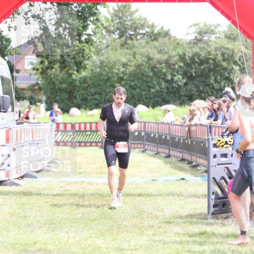 21.06.2026 - 29. Vierlanden-Triathlon Andreas Tolksdorf http://msf.ph/oto/9892394 21.06.2026 13:41:42 Ziel 90, 1353, 90, 1353 meine-sportfotos.de