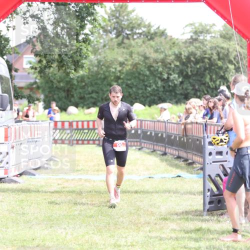 21.06.2026 - 29. Vierlanden-Triathlon Andreas Tolksdorf http://msf.ph/oto/9892395 21.06.2026 13:41:42 Ziel 90, 1353, 90, 1353 meine-sportfotos.de
