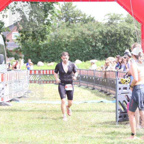 21.06.2026 - 29. Vierlanden-Triathlon Andreas Tolksdorf http://msf.ph/oto/9892397 21.06.2026 13:41:42 Ziel 90, 1353, 90, 1353 meine-sportfotos.de