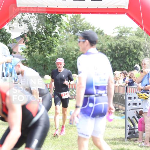 21.06.2026 - 29. Vierlanden-Triathlon Andreas Tolksdorf http://msf.ph/oto/9892424 21.06.2026 13:42:04 Ziel 124, 124 meine-sportfotos.de