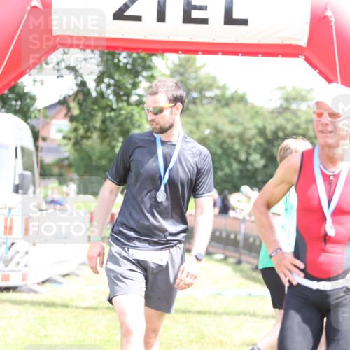 21.06.2026 - 29. Vierlanden-Triathlon Andreas Tolksdorf http://msf.ph/oto/9892585 21.06.2026 13:45:27 Ziel  meine-sportfotos.de