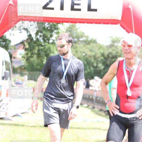 21.06.2026 - 29. Vierlanden-Triathlon Andreas Tolksdorf http://msf.ph/oto/9892586 21.06.2026 13:45:27 Ziel  meine-sportfotos.de