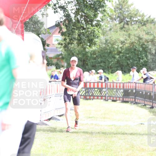 21.06.2026 - 29. Vierlanden-Triathlon Andreas Tolksdorf http://msf.ph/oto/9892592 21.06.2026 13:45:40 Ziel 101, 126, 101, 126 meine-sportfotos.de