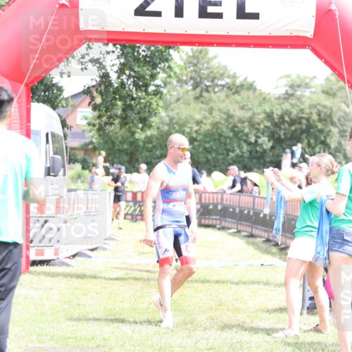 21.06.2026 - 29. Vierlanden-Triathlon Andreas Tolksdorf http://msf.ph/oto/9892733 21.06.2026 13:49:34 Ziel 100, 884, 100, 884 meine-sportfotos.de