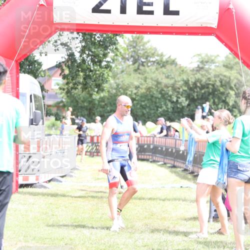 21.06.2026 - 29. Vierlanden-Triathlon Andreas Tolksdorf http://msf.ph/oto/9892734 21.06.2026 13:49:34 Ziel 100, 884, 100, 884 meine-sportfotos.de