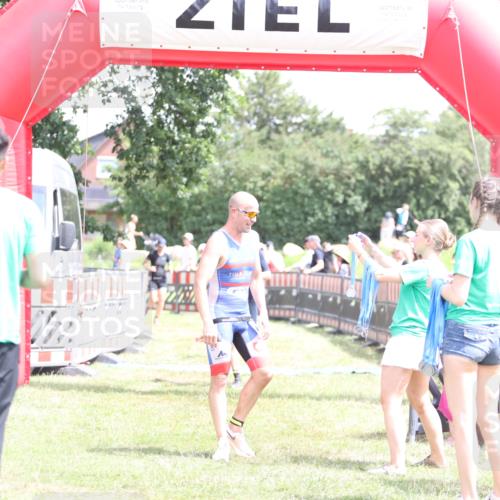 21.06.2026 - 29. Vierlanden-Triathlon Andreas Tolksdorf http://msf.ph/oto/9892735 21.06.2026 13:49:34 Ziel 100, 884, 100, 884 meine-sportfotos.de