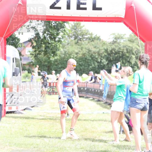 21.06.2026 - 29. Vierlanden-Triathlon Andreas Tolksdorf http://msf.ph/oto/9892736 21.06.2026 13:49:34 Ziel 100, 884, 100, 884 meine-sportfotos.de