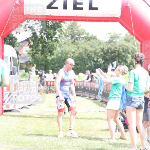 21.06.2026 - 29. Vierlanden-Triathlon Andreas Tolksdorf http://msf.ph/oto/9892737 21.06.2026 13:49:34 Ziel 100, 884, 100, 884 meine-sportfotos.de