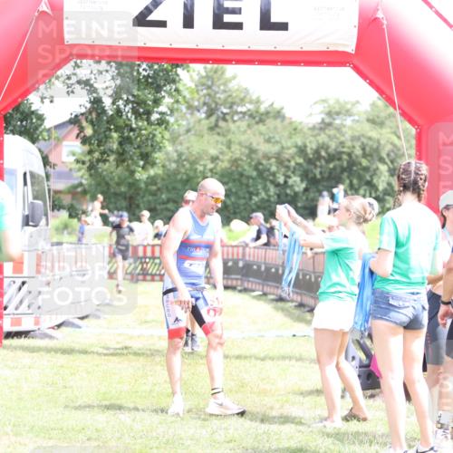 21.06.2026 - 29. Vierlanden-Triathlon Andreas Tolksdorf http://msf.ph/oto/9892738 21.06.2026 13:49:34 Ziel 100, 884, 100, 884 meine-sportfotos.de