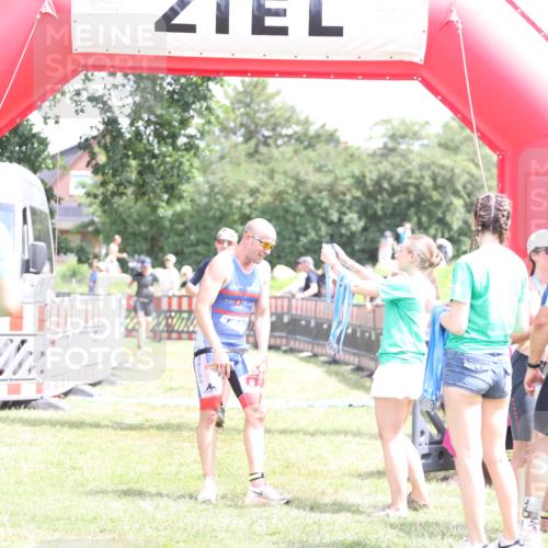 21.06.2026 - 29. Vierlanden-Triathlon Andreas Tolksdorf http://msf.ph/oto/9892739 21.06.2026 13:49:34 Ziel 100, 884, 100, 884 meine-sportfotos.de