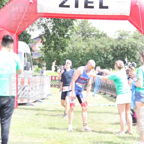 21.06.2026 - 29. Vierlanden-Triathlon Andreas Tolksdorf http://msf.ph/oto/9892742 21.06.2026 13:49:35 Ziel 100, 884, 100, 884 meine-sportfotos.de