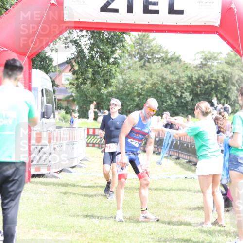 21.06.2026 - 29. Vierlanden-Triathlon Andreas Tolksdorf http://msf.ph/oto/9892743 21.06.2026 13:49:35 Ziel 100, 884, 100, 884 meine-sportfotos.de
