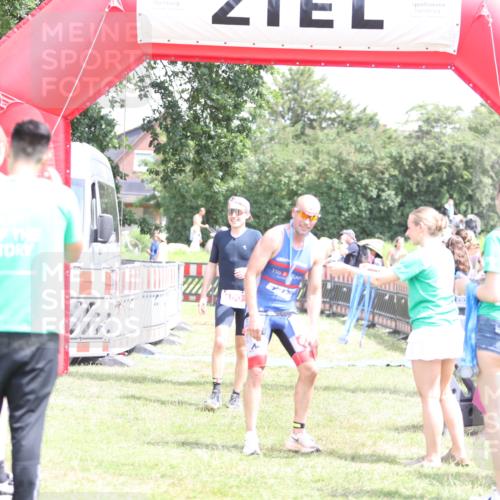 21.06.2026 - 29. Vierlanden-Triathlon Andreas Tolksdorf http://msf.ph/oto/9892745 21.06.2026 13:49:35 Ziel 100, 884, 100, 884 meine-sportfotos.de