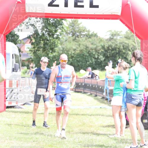 21.06.2026 - 29. Vierlanden-Triathlon Andreas Tolksdorf http://msf.ph/oto/9892746 21.06.2026 13:49:37 Ziel 100, 884, 1056, 100, 884, 1056 meine-sportfotos.de